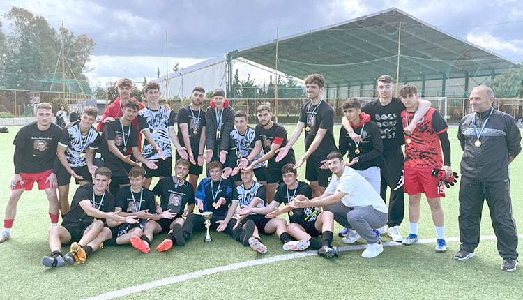 To λύκειο Γαζίου πανηγυρίζει το πρωτάθλημα ποδοσφαίρου νομού Ηρακλείου