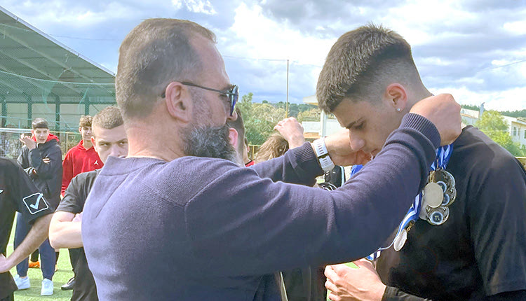 Ο κ. Δημόπουλος δίνει τα μετάλλια στο 1ο ΕΠΑΛ