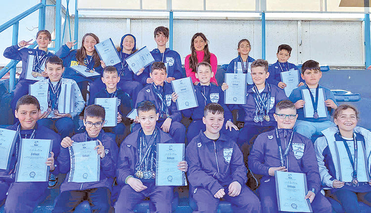  Κολυμβητές των «Δελφινιών» με τα μετάλλιά τους