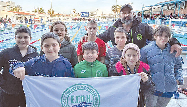  Αθλητές του ΕΓΟΗ με τον προπονητή τους