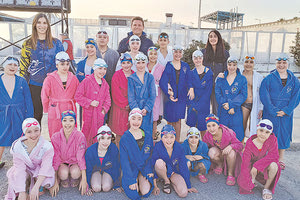 Η ομάδα του Ωκεανού που συμμετείχε στους αγώνες με τους προπονητές τους