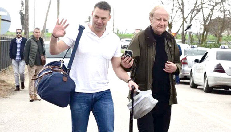 Ο πατέρας του συνόδευσε ως τη Θήβα τον Στέφανο Κασσελάκη.