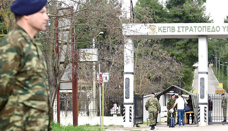 Λίγο πριν τις 4.00 μπήκε στο στρατόπεδο ο Στέφανος Κασσελάκης. 