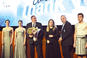 Ένας χαμός πάλι! Στην εκδήλωση για τη βράβευση των χορηγών της ΕΟΕ, με ένα δρώμενο από δύο Ιέρειες κι έναν Κούρο, σχεδιασμένο από τη χορογράφο Αρτεμι Ιγνατίου, παρουσιάστηκαν οι νέες ενδυμασίες των Ιερειών στις Τελετές της Φλόγας που απέσπασαν το χειροκρότημα όλων.;