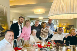 Με τη μαμά της, τον σύζυγο, τον Κραουνάκη, με Μουρατίδη, Δούρου και καλούς φίλους έκανε κούλουμα η Ελενα Ακρίτα!