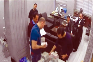 Λιγότερο από δύο εβδομάδες απομένουν για τις κάλπες των δημοτικών εκλογών στην Τουρκία με το Ρεπουμπλικανικό Λαϊκό Κόμμα (CHP) της αξιωματικής αντιπολίτευσης να βρίσκεται στο στόχαστρο της κυβέρνησης και στα πρωτοσέλιδα του Τύπου με υπόνοιες για σκάνδαλο δωροδοκίας.