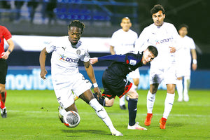 Ο Ισέκα σε μια προσπάθειά του στο ματς του ΟΦΗ με την Κηφισιά