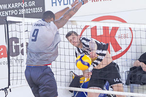 Ο Μιχάηλοβιτς του ΟΦΗ σε μία προσπάθειά του στο ματς με τον Φλοίσβο