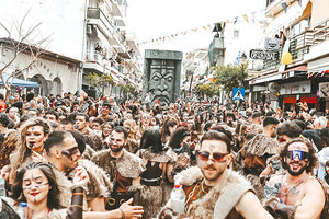 Σε ρυθμούς Καρναβαλιού χόρεψε ολόκληρη η Κρήτη την Κυριακή