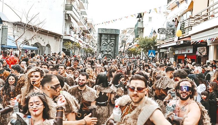 Σε ρυθμούς Καρναβαλιού χόρεψε ολόκληρη η Κρήτη την Κυριακή