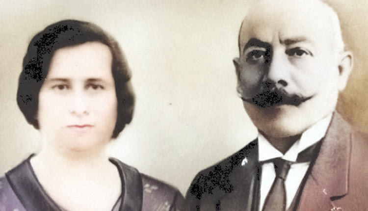 Ο Αλέξανδρος Πουλακάκης με τη σύζυγό του. Το ιδιόκτητο «Θέατρο Πουλακάκη», που κατασκεύασε και λειτούργησε στην κεντρική πλατεία της πόλης του Ηρακλείου, χρησιμοποιήθηκε από τις κατοχικές δυνάμεις ως βήμα προπαγάνδας, αφού πρόβαλε τα «κατορθώματα» του γερμανικού στρατού και τους λόγους του παρανοϊκού Χίτλερ στους θεατές, πριν την προβολή κάθε κινηματογραφικής ταινίας 