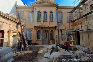 Επιτέλους ανασκευάζεται και αξιοποιείται το κονάκι του μπέη Σεκεριά στο Ηράκλειο, επί της οδού Αποκορώνου. Όπως φαίνεται στις φωτογραφίες, ο νέος ιδιοκτήτης ετοιμάζει σουίτες και χώρο ευεξίας.