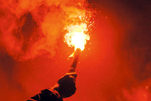 Οι πραγματογνώμονες θ’ αποφανθούν αν ο Μανώλης τραυματίστηκε θανάσιμα από ναυτική φωτοβολίδα ή βεγγαλικό χειρός για ναυτική χρήση