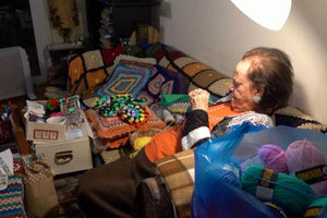 93χρονη πλέκει κασκόλ για παιδιά που έχουν ανάγκη