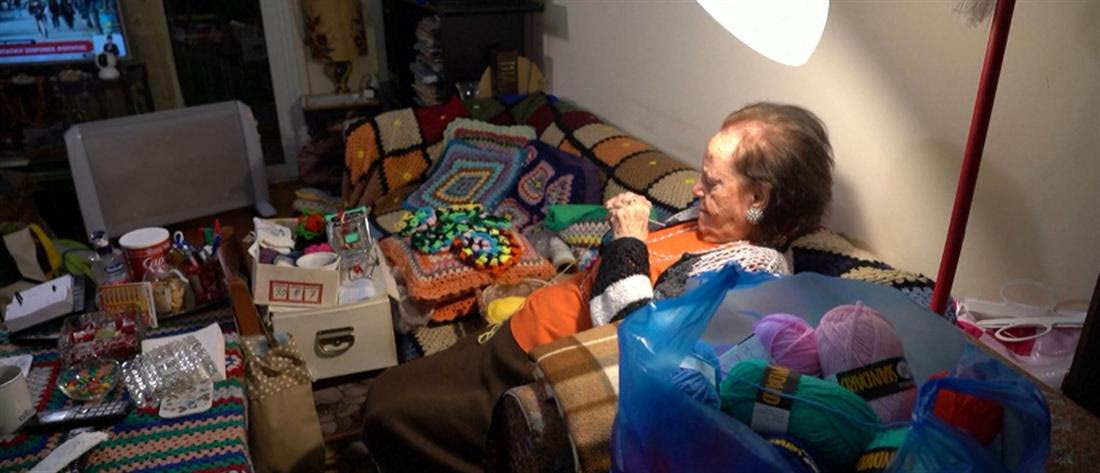 93χρονη πλέκει κασκόλ για παιδιά που έχουν ανάγκη
