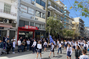 Με ηλιοφάνεια και πλήθος κόσμου η μαθητική παρέλαση στο Ηράκλειο