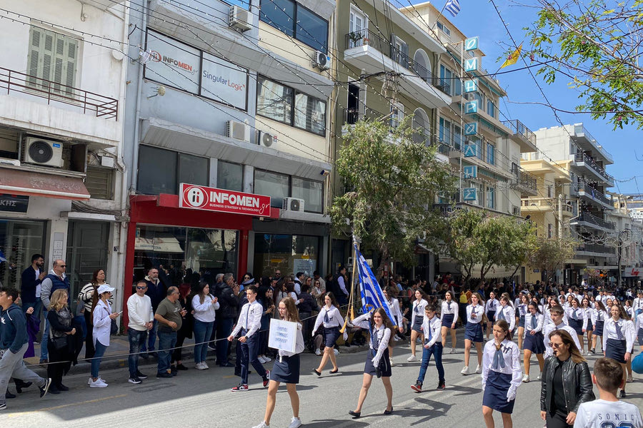 Με ηλιοφάνεια και πλήθος κόσμου η μαθητική παρέλαση στο Ηράκλειο