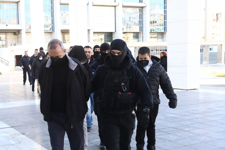 O Eισαγγελέας πρότεινε την ενοχή του Ηλία Μίχου για σεξουαλική κακοποίηση και μαστροπεία, όχι για βιασμό