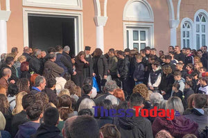 Σπαραγμός στην κηδεία του 15χρονου στην Αλεξανδρούπολη – στο νοσοκομείο ο πατέρας του