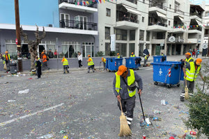 Tελείωσε η παρέλαση, έπιασαν τις σκούπες