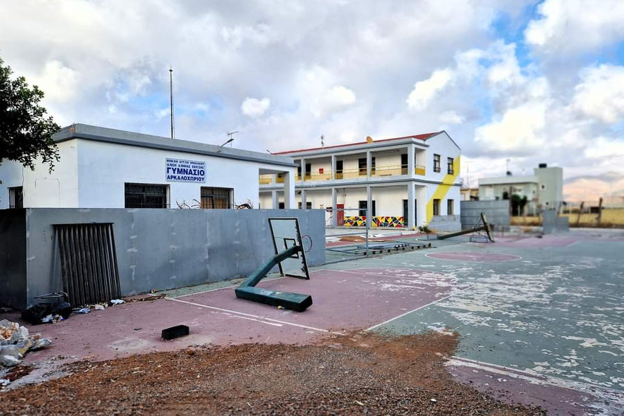 Eπιστολή αγωνίας για ”όσο το δυνατό μηδενικές καταναλώσεις ενέργειας” στα σχολεία που… στοιβάζονται σε κοντέινερ