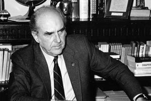 Σαν σήμερα το 1982: Ψηφίζεται στη Βουλή ο πολιτικός γάμος