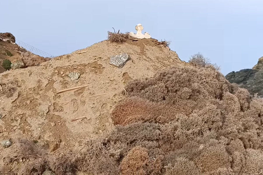 Mύκονος: Ποιοι και γιατί «έθαψαν» την εκκλησία στη βίλα του Αντώνη Ρέμου