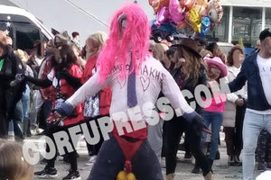 Ρεσιτάλ ομοφοβίας: Έκαναν καρνάβαλο τον Κασσελάκη με κραγιόν και γυναικεία εσώρουχα