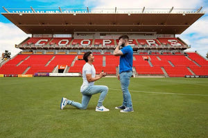 Ο πρώτος εν ενεργεία ανοιχτά γκέι ποδοσφαιριστής έκανε πρόταση γάμου μέσα στο γήπεδο