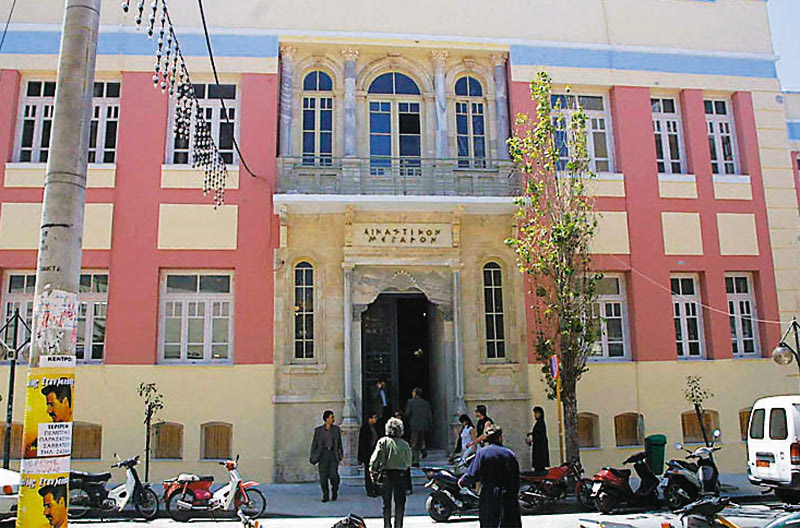 Ποινή άνω των 5 ετών στον 67χρονο λυράρη για το ανήλικο αγόρι, αθώος ο γιατρός