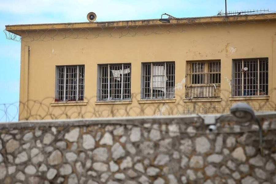 Αλικαρνασσός: Πιάστηκε να μιλάει μέσα  στο κελί με κινητό τελευταίας τεχνολογίας