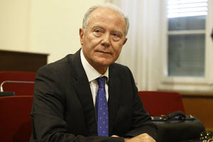 Ούτε ο πρώην κεντρικός τραπεζίτης δεν γλίτωσε από την ελληνική γραφειοκρατία