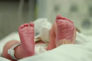 Ρέθυμνο: Το βρέφος  15χρονης έφερε και…  εντάλματα σύλληψης