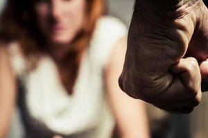 Χτύπησε την σύντροφο του, τα… έβαλε και με τους αστυνομικούς