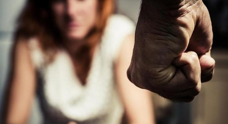 Χτύπησε την σύντροφο του, τα… έβαλε και με τους αστυνομικούς