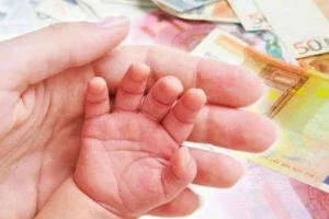 Επίδομα γέννησης: Τα νέα ποσά μετά τις αυξήσεις, πότε θα γίνουν οι πληρωμές