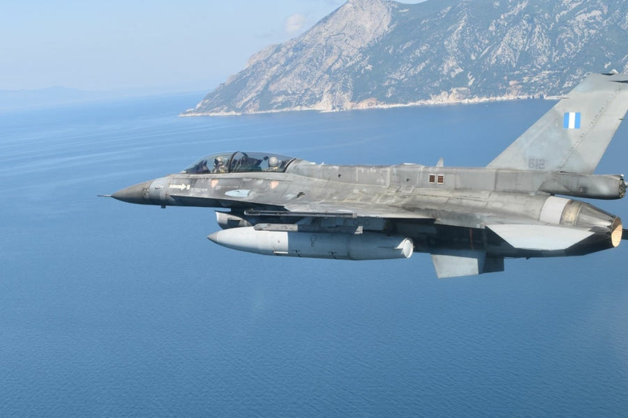 Έπεσε F-16 στην Ψαθούρα- Σώος ο πιλότος