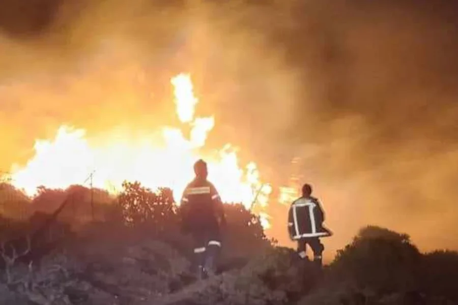 Μαίνεται η φωτιά στην Κάντανο!