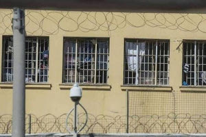 Παραλίγο να καεί ζωντανός μέσα στις φυλακές!