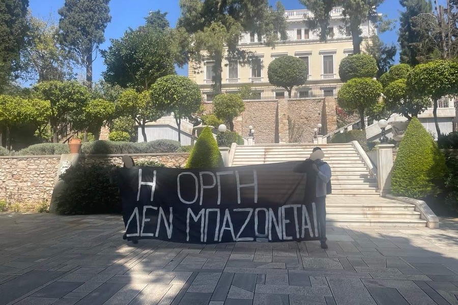 Μέλη του Ρουβίκωνα μπήκαν στη Βουλή και στο Προεδρικό Μέγαρο με πανό για τα Τέμπη
