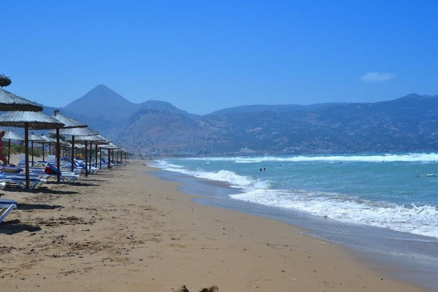 Περίμεναν να μπει στη θάλασσα για να τη … «γδύσουν» – Έκλεψαν την τσάντα της την ώρα που κολυμπούσε