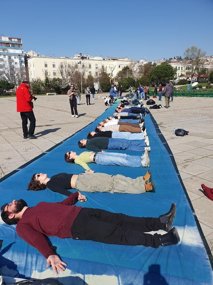 Τέμπη: Αποτύπωση των 57 θυμάτων της τραγωδίας στο μεγαλύτερο πανό παγκοσμίως