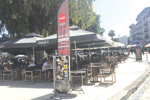 Άμεση απομάκρυνση των τραπεζοκαθισμάτων από την πλατεία Ελευθερίας