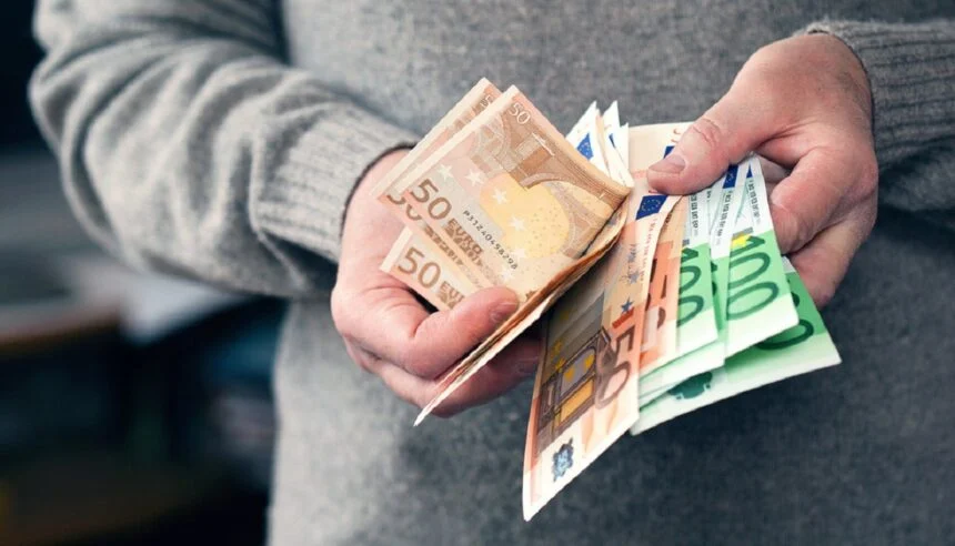 ΔΥΠΑ και e- ΕΦΚΑ: Ποιοι πάνε από αύριο στα ΑΤΜ