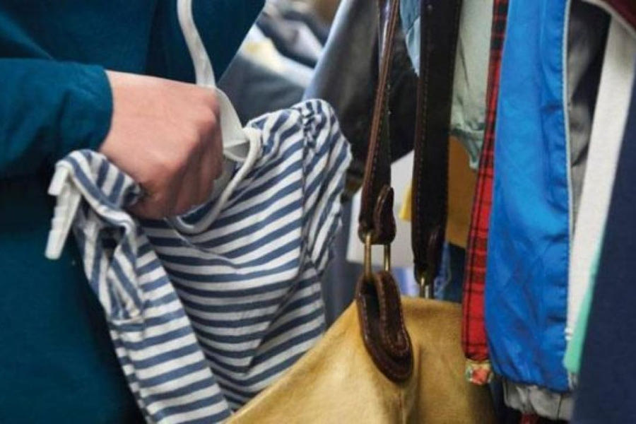Ήθελε να κλέψει τα ρούχα αλλά την τσάκωσαν