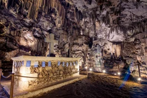 Το μαρτυρικό σπήλαιο της Κρήτης που γράφτηκε μία από τις πιο τραγικές σελίδες της ιστορίας μας