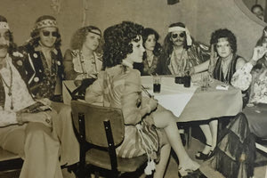 Μια φωτογραφία εποχής με γνωστούς Ηρακλειώτες «παιδιά των λουλουδιών»