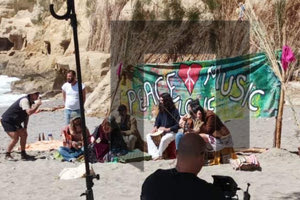 Συνεχίζονται τα γυρίσματα της ”Παραλίας” στα Μάταλα – τιμήθηκαν οι συντελεστές του γνωστού σίριαλ