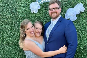 Παντρεύτηκε σιαμαία που μοιράζεται το ίδιο σώμα με τη δίδυμη αδερφή της