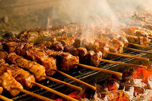 Τσικνοπέμπτη: Τι γιορτάζουμε σήμερα – Ο συμβολισμός και τα έθιμα σε όλη την Ελλάδα